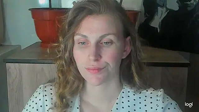 JuliaMuuun online show from May 18, 9:31 pm