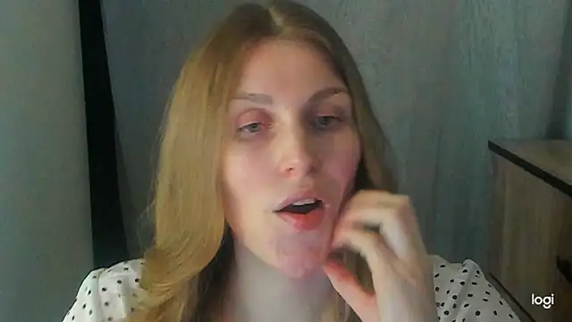 JuliaMuuun online show from June 9, 8:42 pm