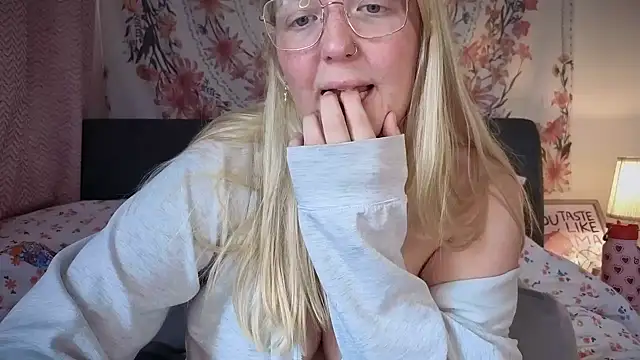 Snapshot of Daisyxoxo_ chatting on September 16, 8:37 am Daisyxoxo  online show from September 16, 8:37 am