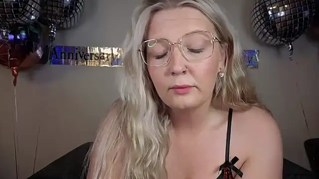 Snapshot of Daisyxoxo_ chatting on September 20, 7:04 pm Daisyxoxo  online show from September 20, 7:04 pm