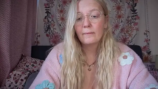 Snapshot of Daisyxoxo_ chatting on September 26, 8:40 am Daisyxoxo  online show from September 26, 8:40 am