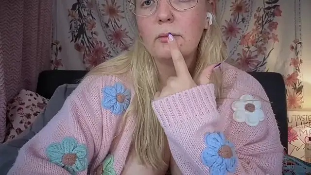 Snapshot of Daisyxoxo_ chatting on October 3, 8:33 am Daisyxoxo  online show from October 3, 8:33 am