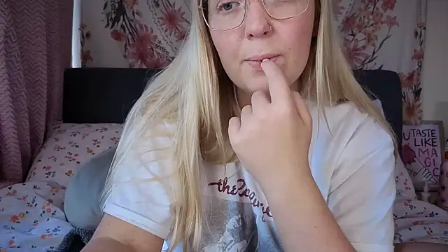 Snapshot of Daisyxoxo_ chatting on October 7, 8:33 am Daisyxoxo  online show from October 7, 8:33 am