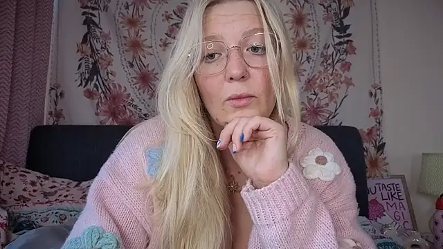 Snapshot of Daisyxoxo_ chatting on October 16, 8:26 am Daisyxoxo  online show from October 16, 8:26 am