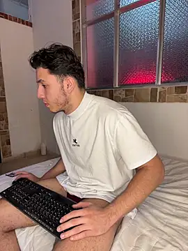 Snapshot of max_valiant1 chatting on November 7, 9:04 pm max valiant1 online show from November 7, 9:04 pm