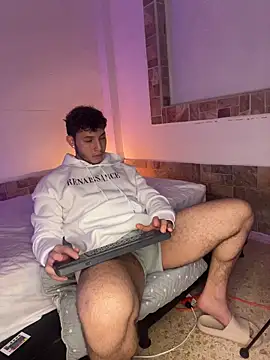 Snapshot of max_valiant1 chatting on November 14, 8:18 pm max valiant1 online show from November 14, 8:18 pm