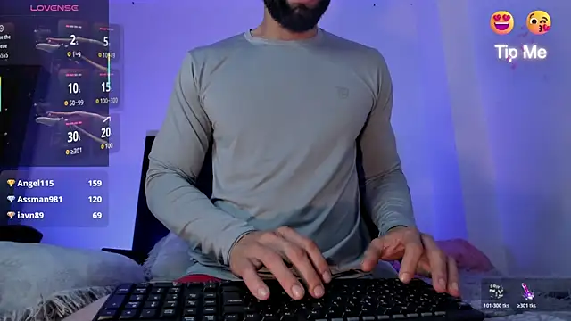 Snapshot of Enzo-wolf33 chatting on April 25, 2:03 am Enzo-wolf33 online show from April 25, 2:03 am