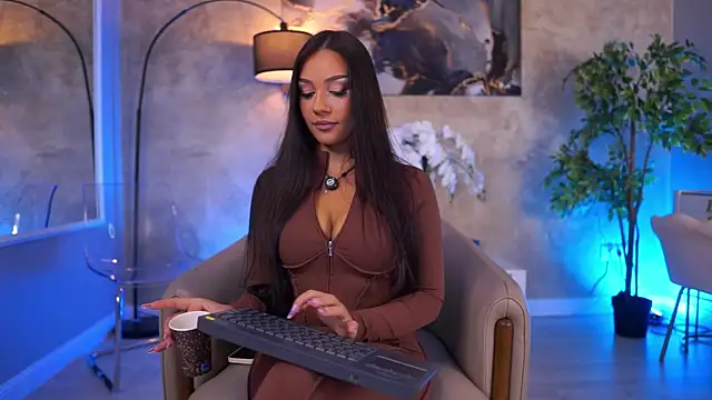 Snapshot of NinaSolenne chatting on May 18, 9:04 am NinaSolenne online show from May 18, 9:04 am