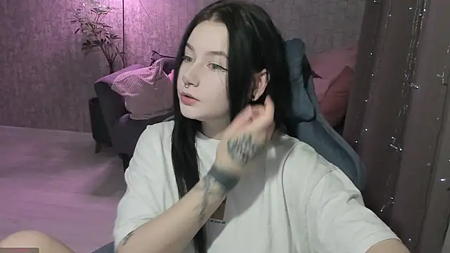 Snapshot of AlinaGreeeen chatting on October 7, 1:25 am AlinaGreeeen online show from October 7, 1:25 am