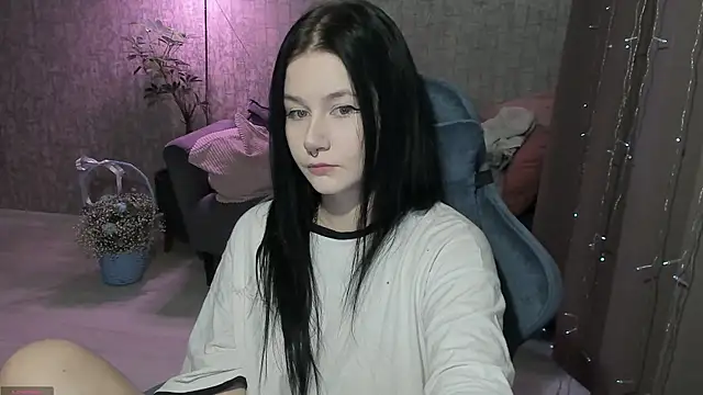 Snapshot of AlinaGreeeen chatting on October 9, 6:00 am AlinaGreeeen online show from October 9, 6:00 am