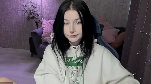 Snapshot of AlinaGreeeen chatting on October 19, 5:52 am AlinaGreeeen online show from October 19, 5:52 am