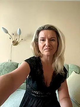 Snapshot of AliceSwan4011 chatting on September 19, 2:51 pm AliceSwan4011 online show from September 19, 2:51 pm