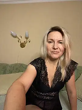 Snapshot of AliceSwan4011 chatting on October 17, 3:53 am AliceSwan4011 online show from October 17, 3:53 am