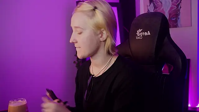 Snapshot of CinBellamy chatting on September 18, 6:04 am CinBellamy online show from September 18, 6:04 am