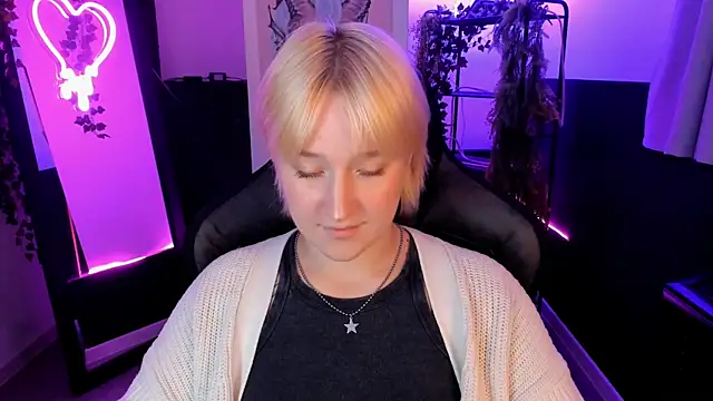 Snapshot of CinBellamy chatting on September 23, 5:54 am CinBellamy online show from September 23, 5:54 am