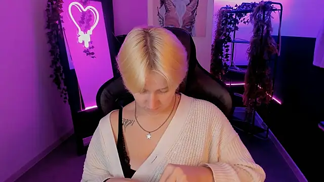 Snapshot of CinBellamy chatting on September 25, 5:00 am CinBellamy online show from September 25, 5:00 am