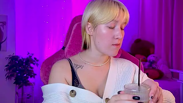 Snapshot of CinBellamy chatting on September 29, 3:00 am CinBellamy online show from September 29, 3:00 am