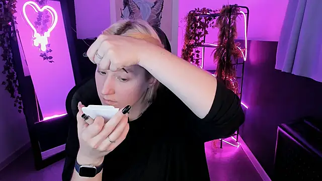 Snapshot of CinBellamy chatting on October 1, 6:08 am CinBellamy online show from October 1, 6:08 am