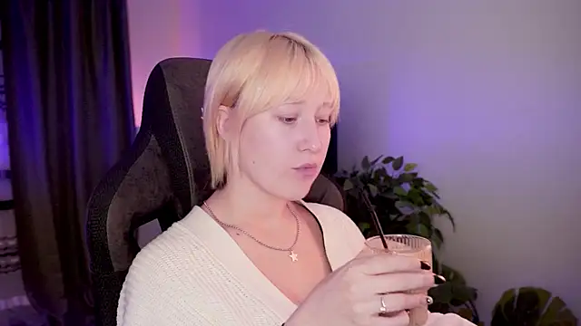 Snapshot of CinBellamy chatting on October 3, 6:32 am CinBellamy online show from October 3, 6:32 am