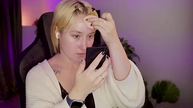 Snapshot of CinBellamy chatting on October 4, 2:42 am CinBellamy online show from October 4, 2:42 am