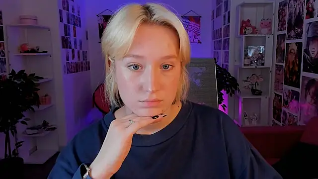 Snapshot of CinBellamy chatting on October 6, 6:33 am CinBellamy online show from October 6, 6:33 am