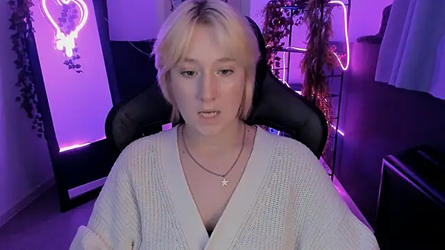 Snapshot of CinBellamy chatting on October 14, 5:19 am CinBellamy online show from October 14, 5:19 am