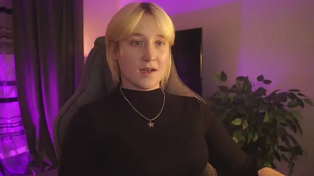 Snapshot of CinBellamy chatting on October 26, 2:39 am CinBellamy online show from October 26, 2:39 am