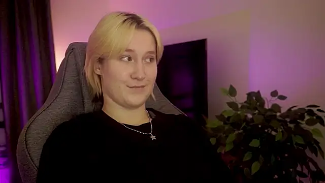 Snapshot of CinBellamy chatting on October 27, 3:54 am CinBellamy online show from October 27, 3:54 am