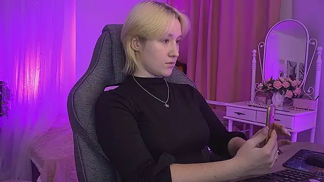 Snapshot of CinBellamy chatting on November 2, 6:27 am CinBellamy online show from November 2, 6:27 am