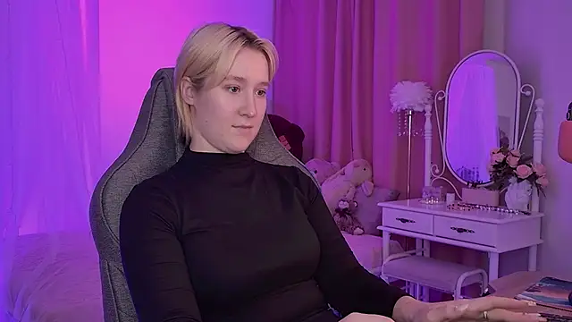 Snapshot of CinBellamy chatting on November 3, 3:52 am CinBellamy online show from November 3, 3:52 am