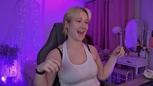 Snapshot of CinBellamy chatting on November 5, 5:07 am CinBellamy online show from November 5, 5:07 am