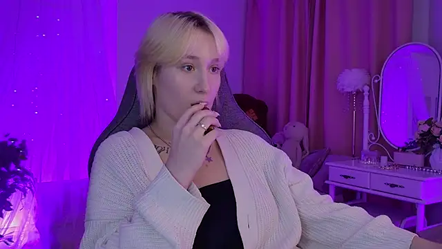 Snapshot of CinBellamy chatting on November 9, 5:17 am CinBellamy online show from November 9, 5:17 am