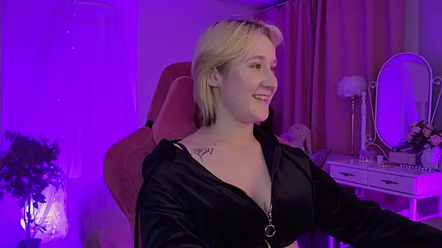 Snapshot of CinBellamy chatting on November 10, 5:50 am CinBellamy online show from November 10, 5:50 am