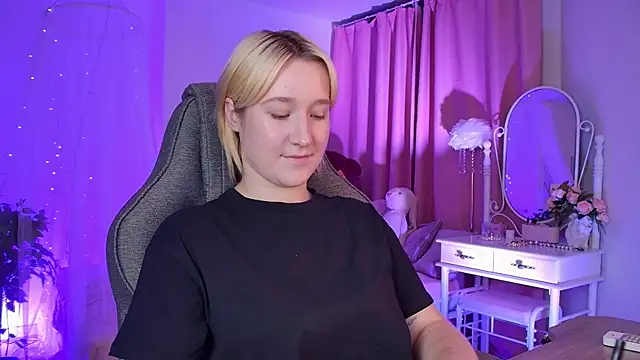 Snapshot of CinBellamy chatting on November 12, 3:07 am CinBellamy online show from November 12, 3:07 am