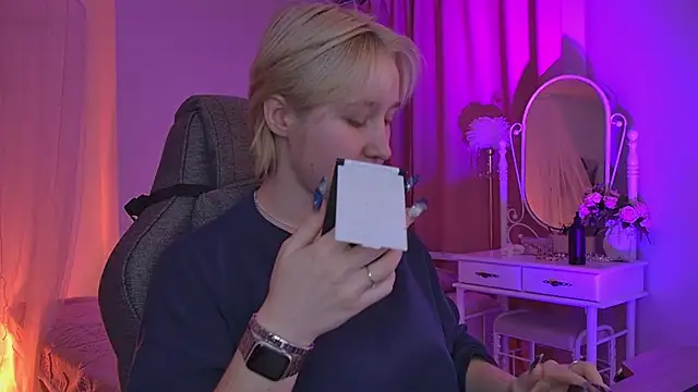 Snapshot of CinBellamy chatting on December 3, 5:26 am CinBellamy online show from December 3, 5:26 am