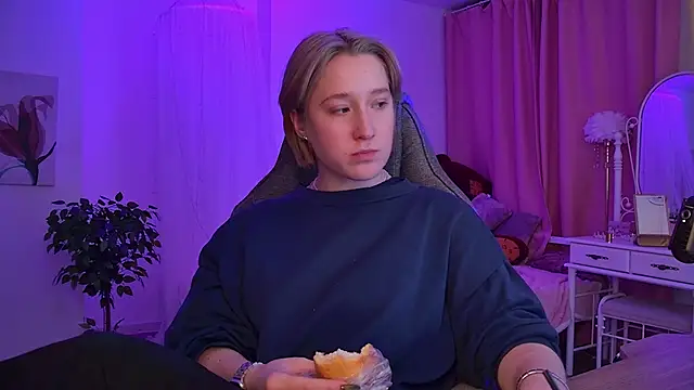 Snapshot of CinBellamy chatting on January 18, 5:33 am CinBellamy online show from January 18, 5:33 am