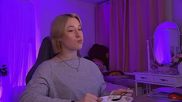 Snapshot of CinBellamy chatting on February 25, 2:54 am CinBellamy online show from February 25, 2:54 am