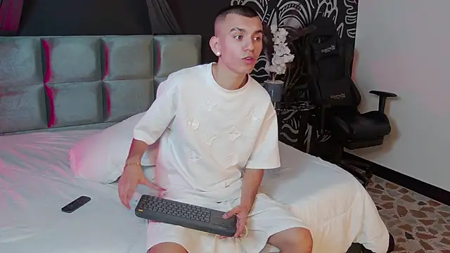 RowanCley online show from November 25, 12:49 pm