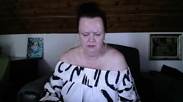 Snapshot of TiffanyMature chatting on June 30, 10:27 am TiffanyMature online show from June 30, 10:27 am
