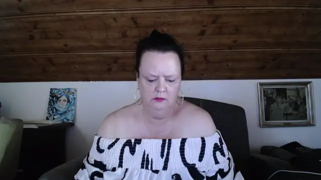 Snapshot of TiffanyMature chatting on July 28, 2:13 pm TiffanyMature online show from July 28, 2:13 pm