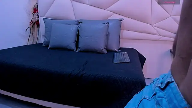 ValeriaJulio  online show from March 13, 3:13 am