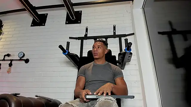 ItaloMoore online show from October 17, 11:35 am