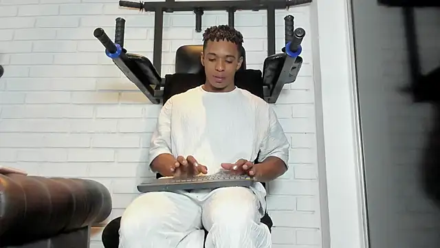 ItaloMoore online show from October 28, 12:41 pm