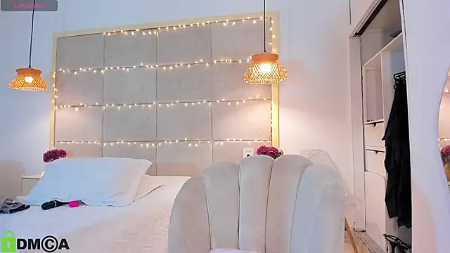 VioletHilton online show from February 12, 6:25 pm