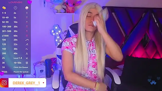 derek greyy  online show from October 11, 9:35 pm