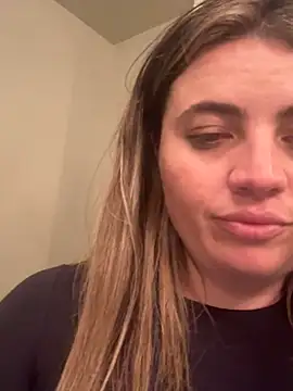 Snapshot of M1l3yD3w chatting on October 11, 2:33 am M1l3yD3w online show from October 11, 2:33 am