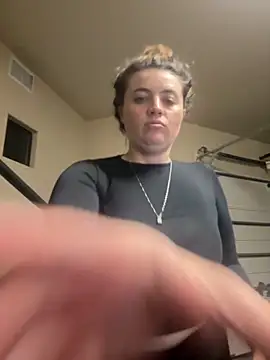 Snapshot of M1l3yD3w chatting on December 3, 1:13 am M1l3yD3w online show from December 3, 1:13 am