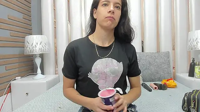 Snapshot of MiaCours chatting on June 20, 1:25 pm MiaCours online show from June 20, 1:25 pm