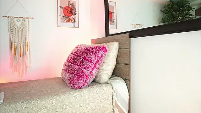 Snapshot of melissa_laurent_ chatting on September 15, 12:27 pm melissa laurent online show from September 15, 12:27 pm