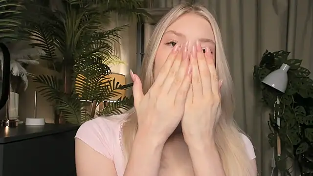 Snapshot of ChinBonnell chatting on November 30, 5:44 am ChinBonnell online show from November 30, 5:44 am